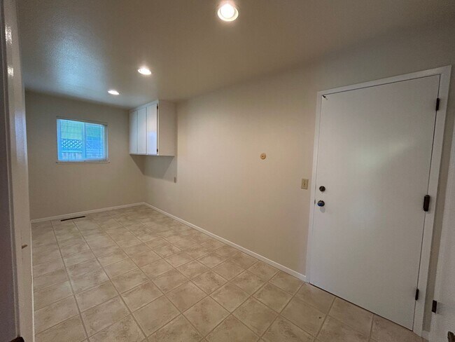 Building Photo - Welcome to this charming 3-bedroom, 2-bath home located in a desirable Oakmont 55+ adult community