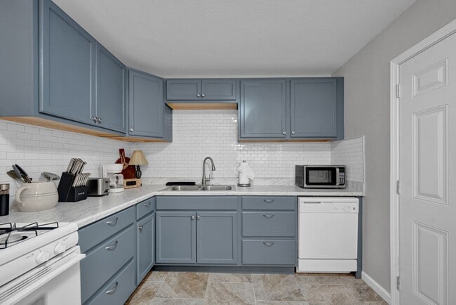 Building Photo - Fully furnished 3/1 AND all bills paid
