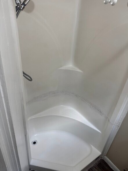 Shower - 529 McCourtie St