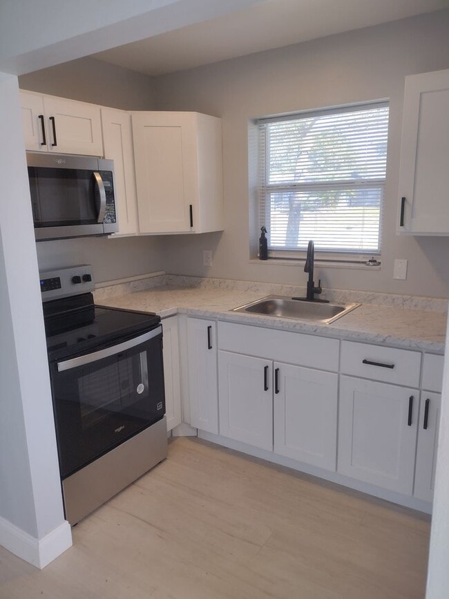 Building Photo - Adorable UPDATED 1 bedroom 1 Bath home with bonus Room