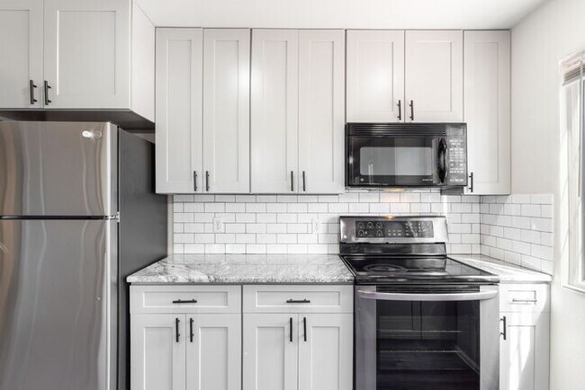 Building Photo - Clean, Bright 3 Bedroom with large yard an...