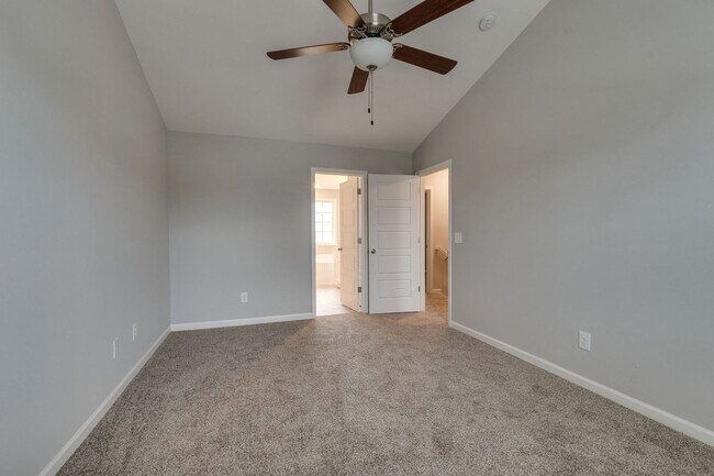 Building Photo - Live in Style and Comfort in Sought-After ...
