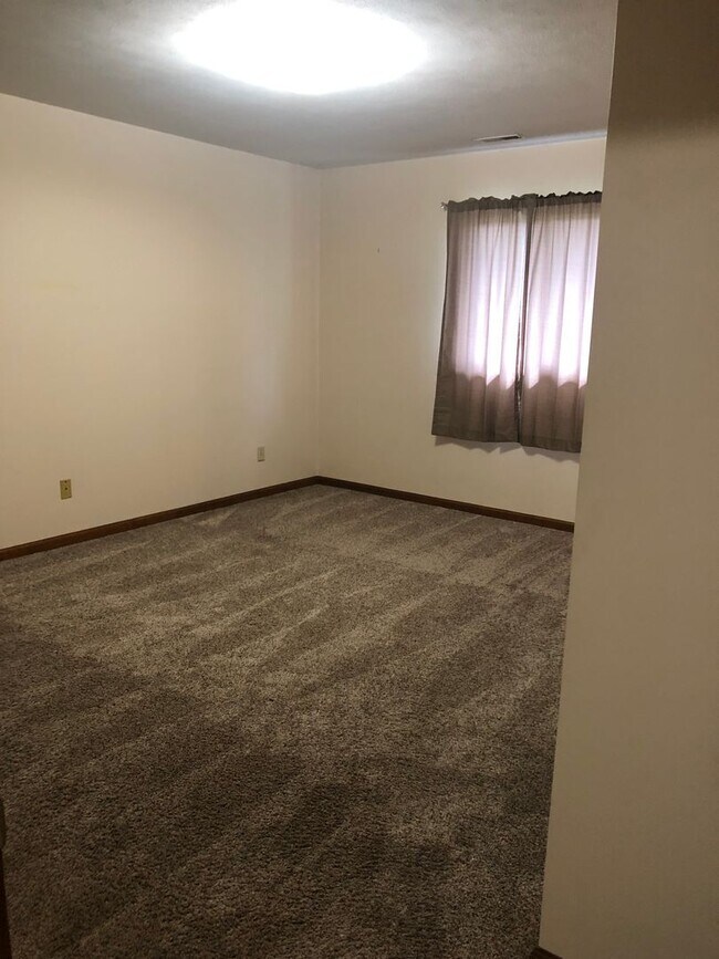 Building Photo - 2 Bedroom / 1.5 Bath Condo