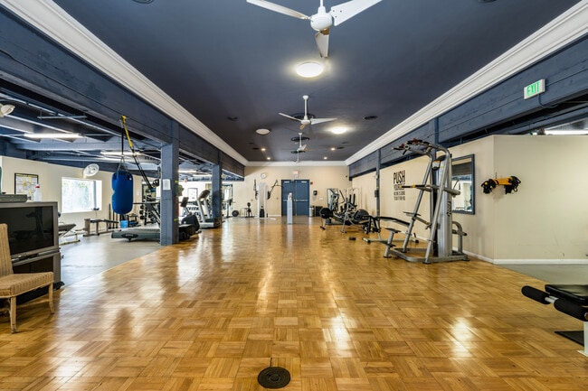 Building Photo - 140 Linden Ave