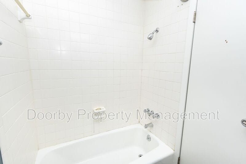 Building Photo - 568 River St