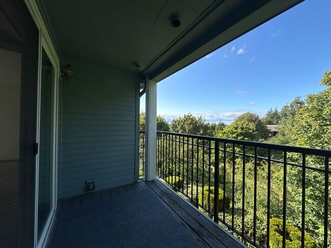 Building Photo - 2 Bedroom 2 bath home with water and mount...