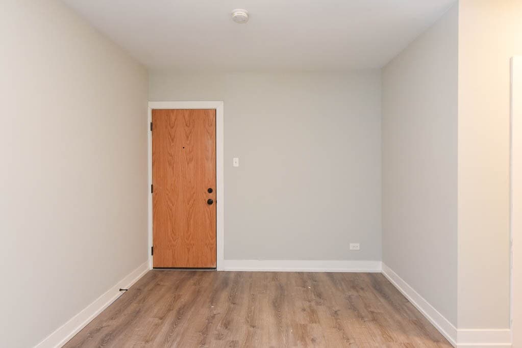 Building Photo - 546 W Belden Ave