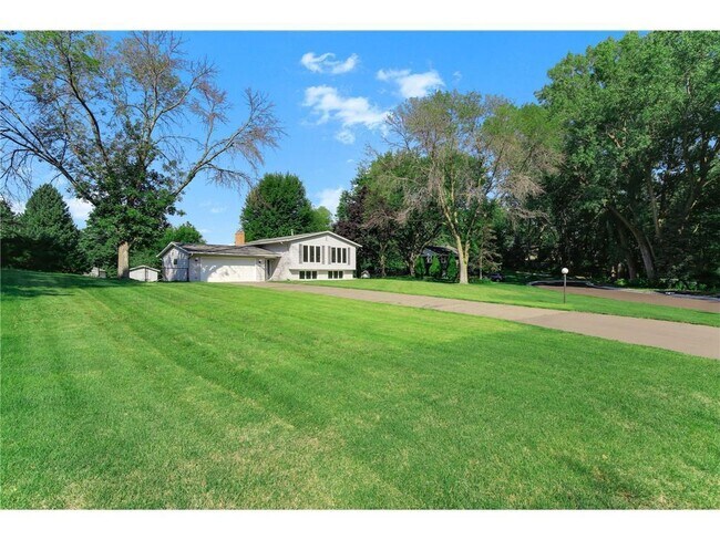 Building Photo - 455 Black Oaks Ln N