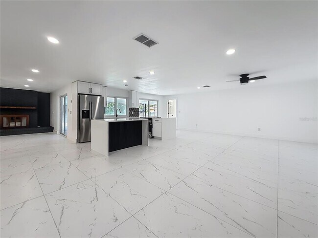 Building Photo - 1900 Sandpiper Dr