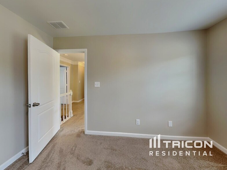 Building Photo - 9260 Carnes Estates Dr