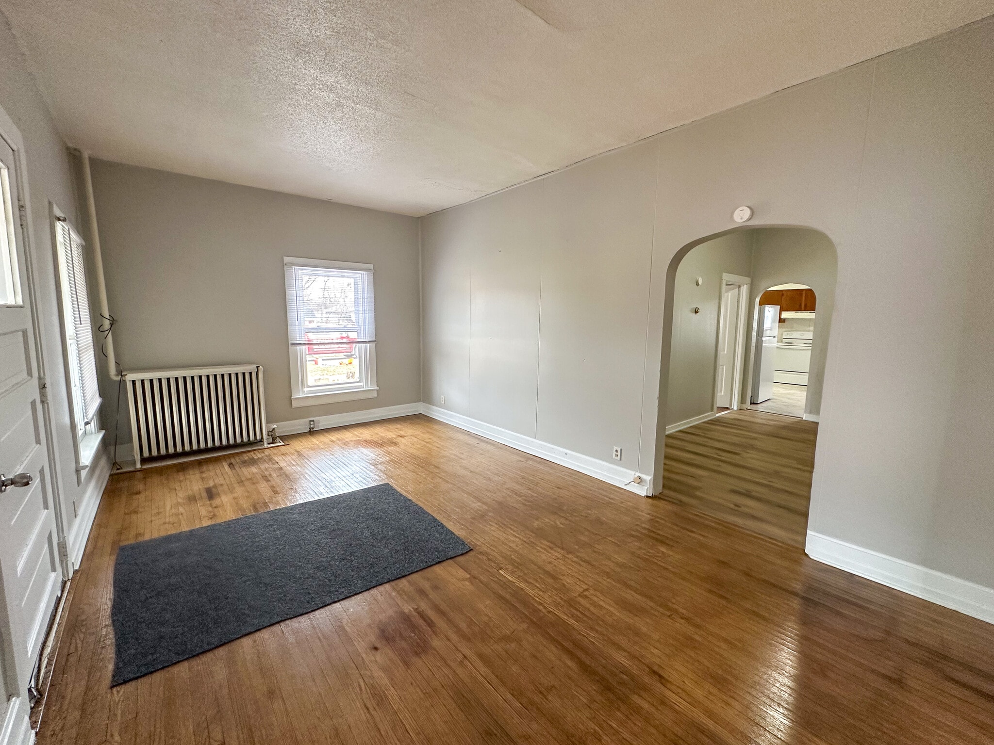 Building Photo - 401 S Oak St