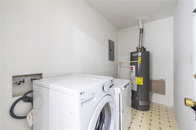 Building Photo - 2058 Green Forrest Dr