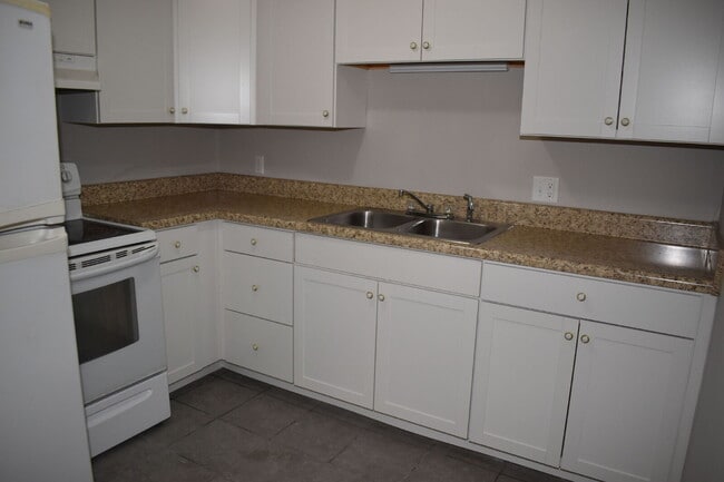 Building Photo - Cozy & Convenient 1-Bed Unit | Centrally Located Near Bases & Parks