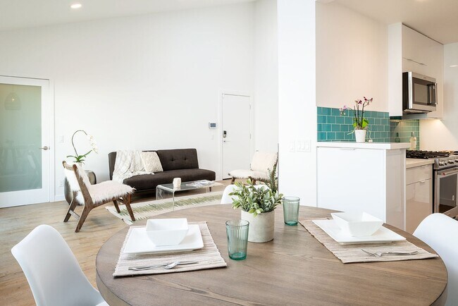 Building Photo - Off Melrose WEHO