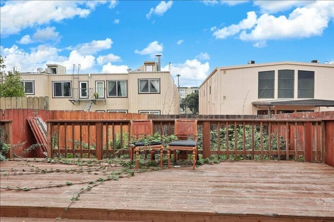 Building Photo - Fabulous 2 bed, 1 bath in San Francisco (Downstairs Unit)