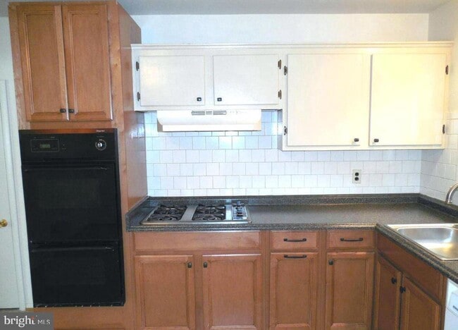 Building Photo - 6918 Ashbury Dr