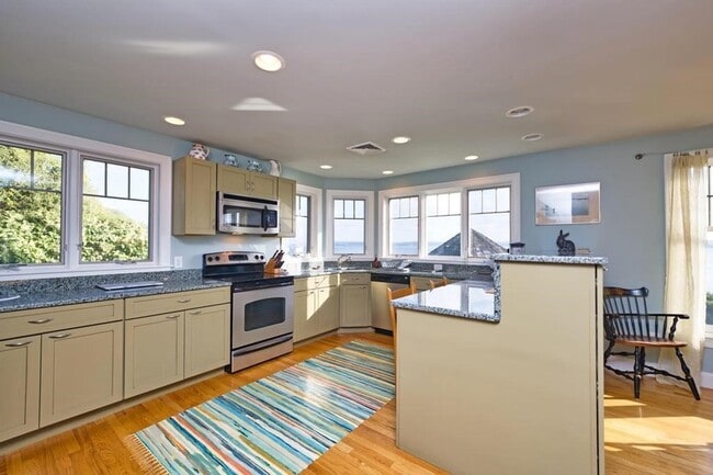 Building Photo - 73 Bayside Ave