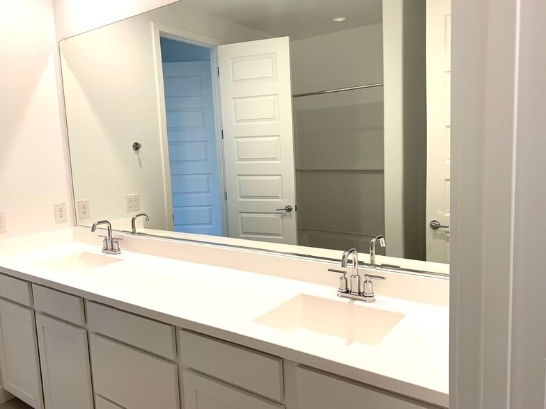 Guest Bath-3 - 16722 W Audrey Ln