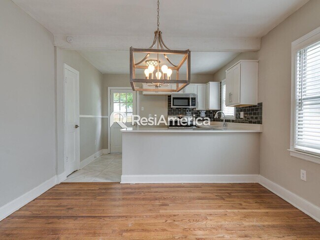 Building Photo - Beautiful 2BR/1B home in a peaceful neighb...