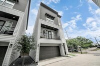 Building Photo - 3022 Live Oak St