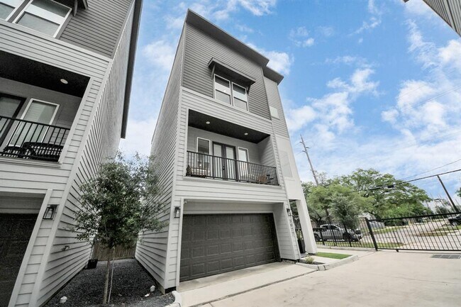 Primary Photo - 3022 Live Oak St
