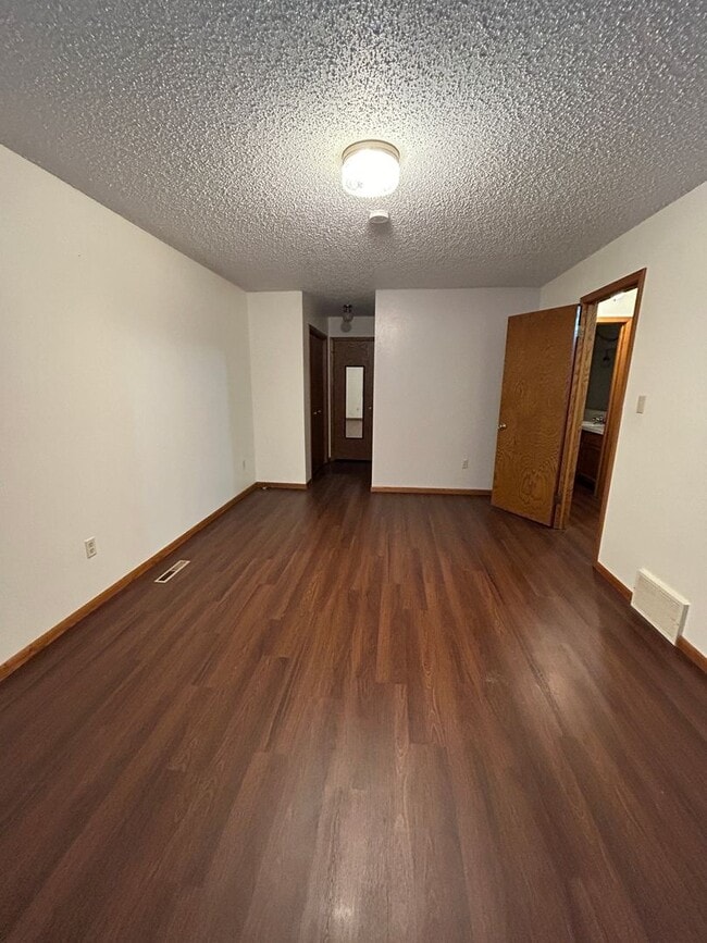 Building Photo - Spacious Condo for Rent