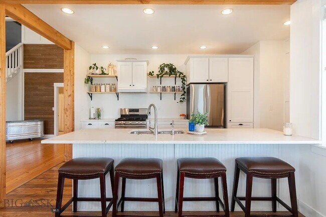 Building Photo - Incredible 5Bed, 2.5Bath home on 4 Acres with an ADU in Manhattan School District. Livestock allo...