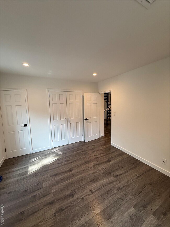 Building Photo - 1090 Pelham Pkwy S