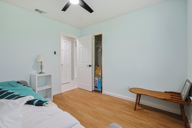 Building Photo - 2502 High Hollow Dr