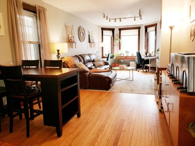 Building Photo - 1530 W Diversey Pkwy