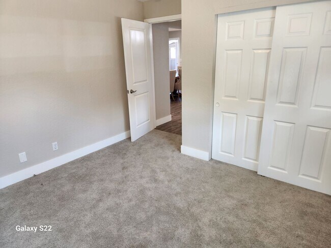 Building Photo - Beautiful home in a private country setting - Lots of light, Great Location.