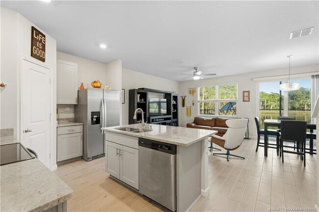 Building Photo - 3931 SE Mentmore Ln