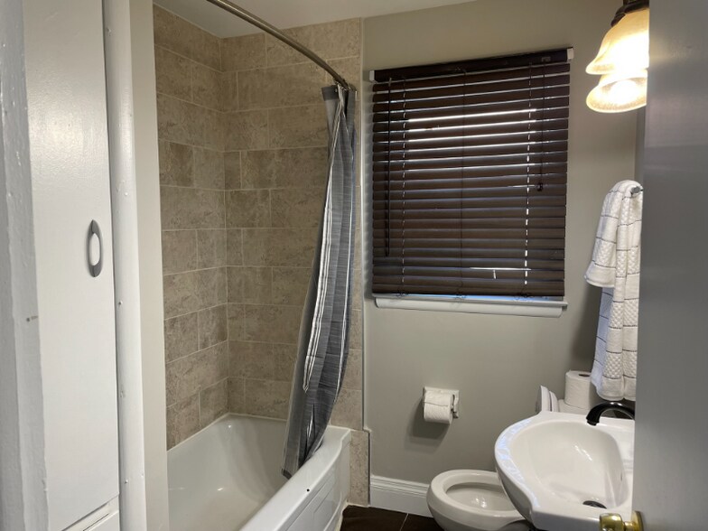 Building Photo - 4919 Fuller Dr