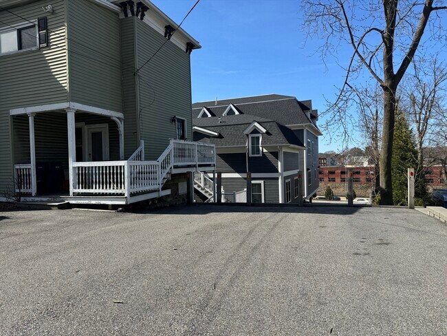 Building Photo - 76 Chestnut St