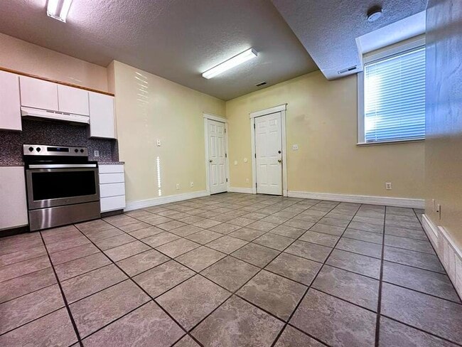 Building Photo - 18 N 200 E