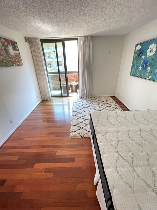 Building Photo - 2 bedroom 2 bath WITH PARKING
