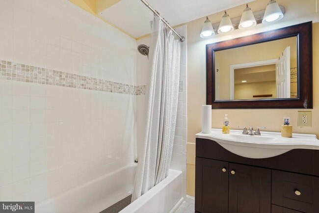 Building Photo - 5135 Summit Dr