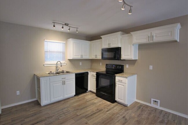 Building Photo - 2-Bedroom Townhouse for Rent in the Heart ...