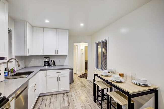 Building Photo - 675 3rd Ln