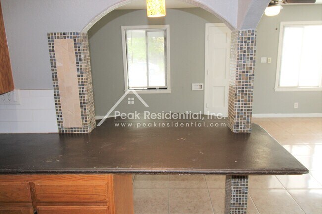 Building Photo - Fruitridge Manor 3bd/1ba House with Garage