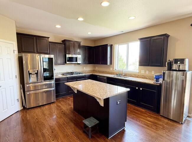 Building Photo - Amazing large 2-Story with open floor plan...