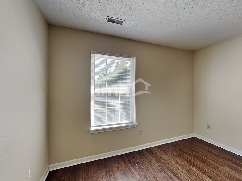 Building Photo - 143 E Pine Ridge Dr