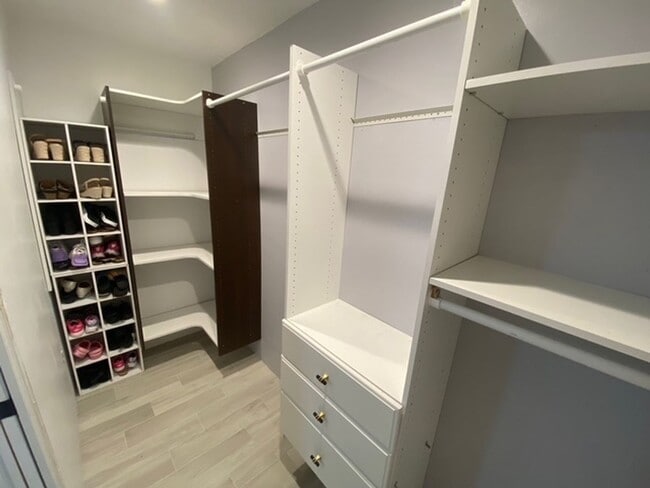 Building Photo - Spacious 3BR with bonus office space