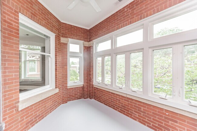 Building Photo - 334 S Oak Park Ave