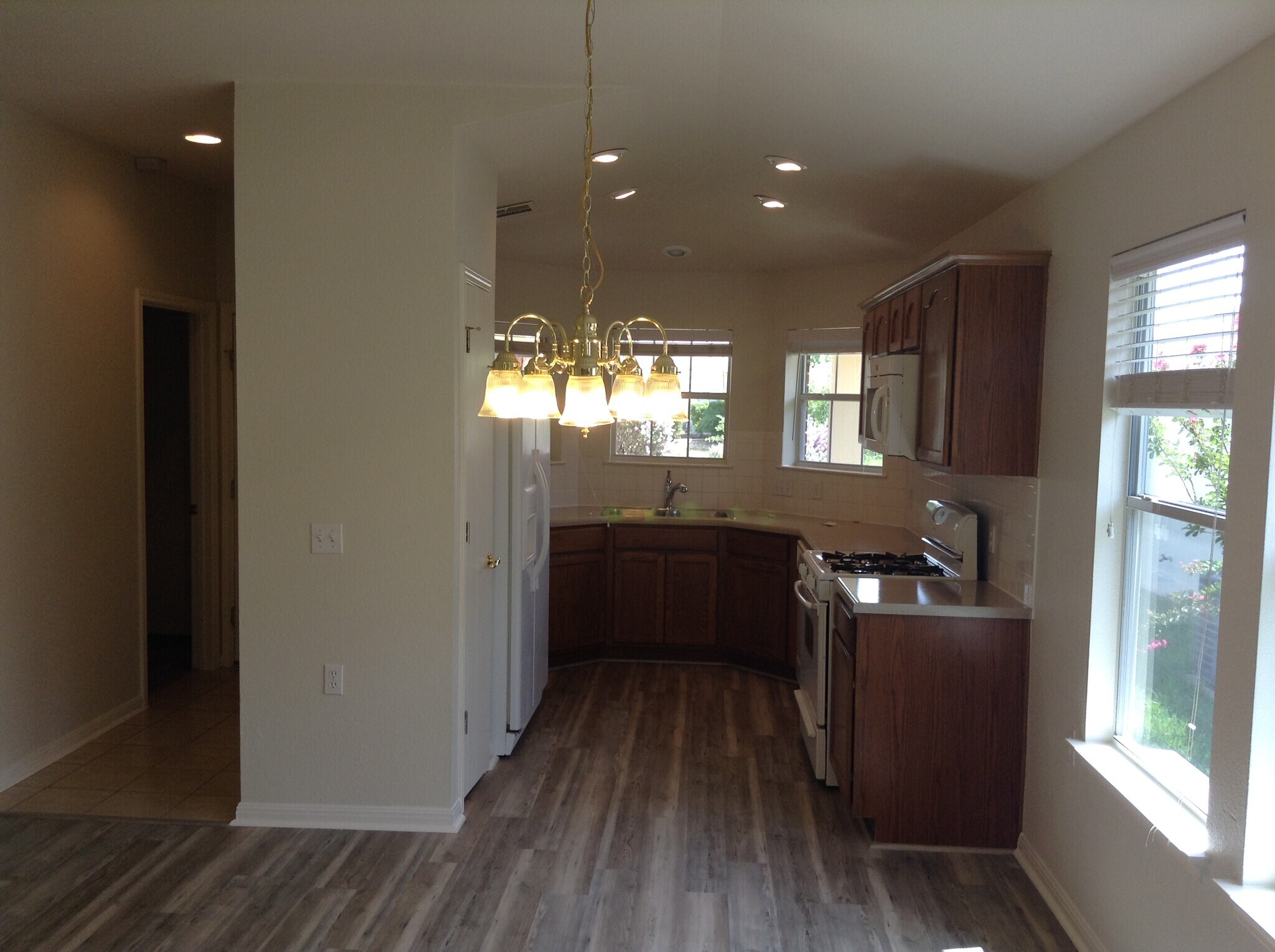 Kitchen and dinning room - 5605 Bentsen Ln