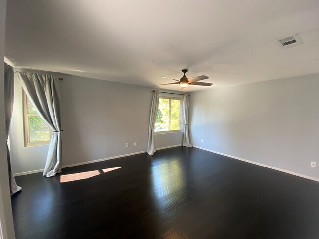 Building Photo - Completely Upgraded Townhome in Cute Neigh...