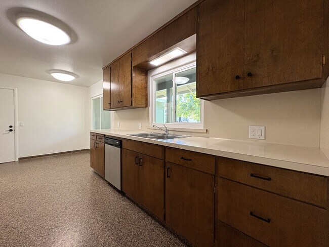 Building Photo - Charming 3BR/2BA Home in West Menlo Park