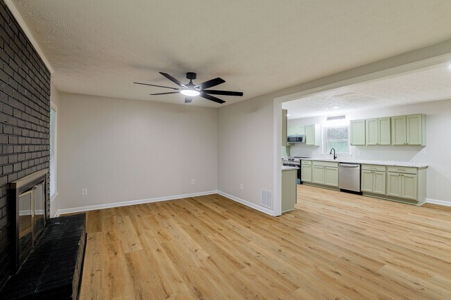 Building Photo - Newly Renovated East Side Home!