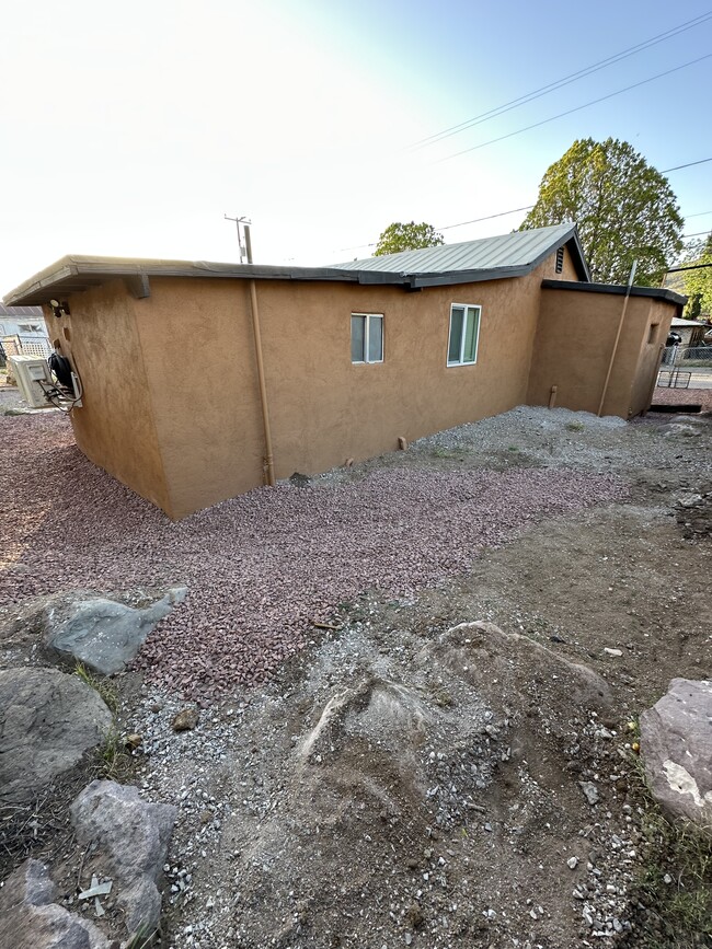 Building Photo - 471 W Heiner Dr