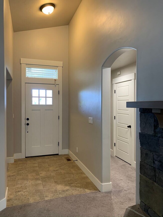 Building Photo - Beautiful 3 bed 2 bath home in the Eaglefi...